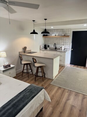 冰箱、微波炉、烤箱、炉灶