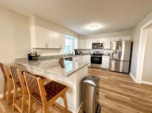 Kjøleskap, mikrobølgeovn, ovn og kokeplater