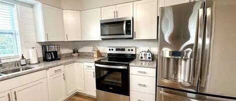 Een koelkast, een microgolfoven, een oven, een kookplaat