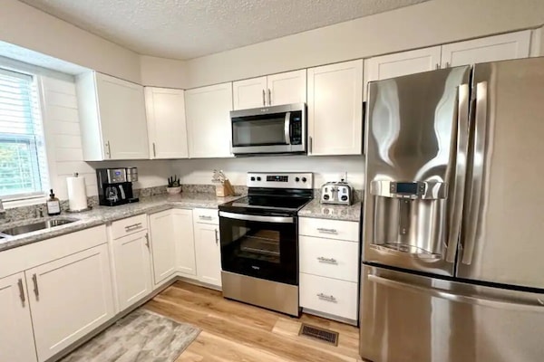 Jääkaappi, mikroaaltouuni, uuni, liesi