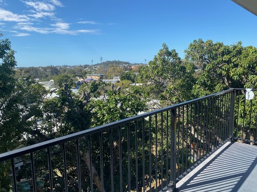 Quiet, 3km from Brisbane CBD, large 2-bedroom apartment