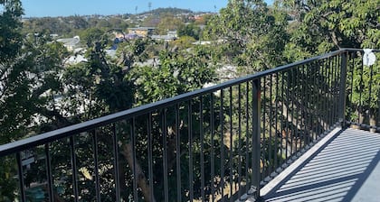 Quiet, 3km from Brisbane CBD, large 2-bedroom apartment