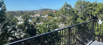 Quiet, 3km from Brisbane CBD, large 2-bedroom apartment