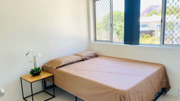 2 habitaciones, tabla de planchar con plancha y cuna de viaje