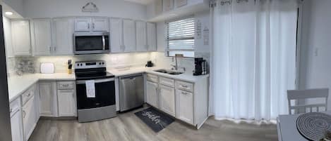 Refrigerador, microondas, horno, placa de cocina