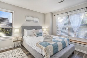 5 عدّة غرف نوم ومكواة/لوح كي وواي فاي مجانًا وملاءات أسرّة