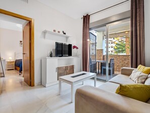 1 bedroom, iron/ironing board, WiFi, bed sheets - Golondrina - Terrace, Swimming Pool, Garage. 300m from the beach (Torremolinos)