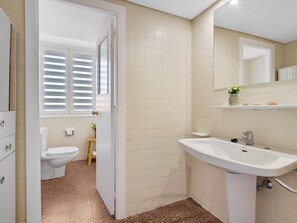 Hårføner, håndklær og sjampo