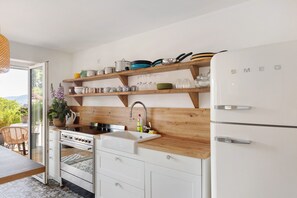 Frigorifero, forno, piano cottura, lavastoviglie