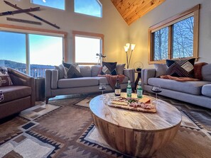 Smart TV, fireplace, video games, books - Sunday River House~HTub~Firepit~Wood Stove~Gondola~Move Rm~Amazing Views~Dogs Ok (Woodstock)