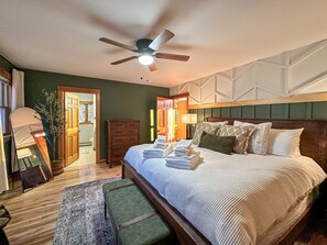 3 bedrooms, desk, iron/ironing board, travel crib - Sunday River House~HTub~Firepit~Wood Stove~Gondola~Move Rm~Amazing Views~Dogs Ok (Woodstock)