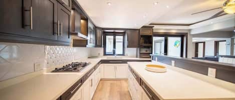 Frigorífico, microondas, cafetera o tetera y utensilios de cocina