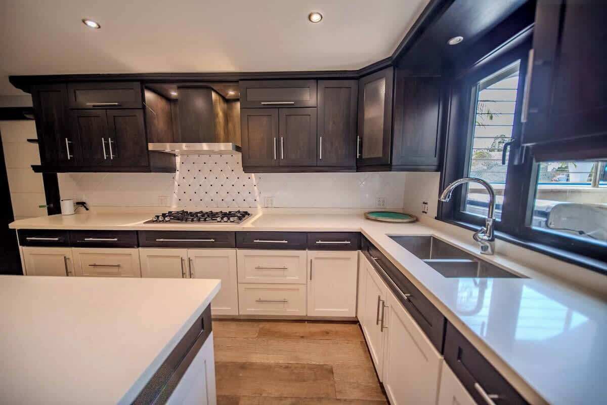 Kühlschrank, Mikrowelle, Wasserkocher mit Kaffee-/Teezubehör