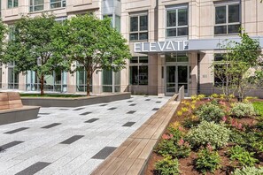 Exterior detail - Chic East Cambridge 1BR w/ Gym & W/D, near T Stop, by Blueground (Cambridge)