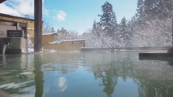 Visão nítida de uma piscina com reflexos de árvores e um edifício.
