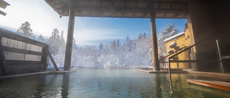 Spring water tub, free toiletries, hair dryer, slippers