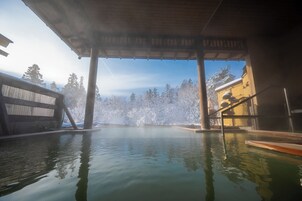 Bañera con aguas termales, artículos de tocador gratuitos