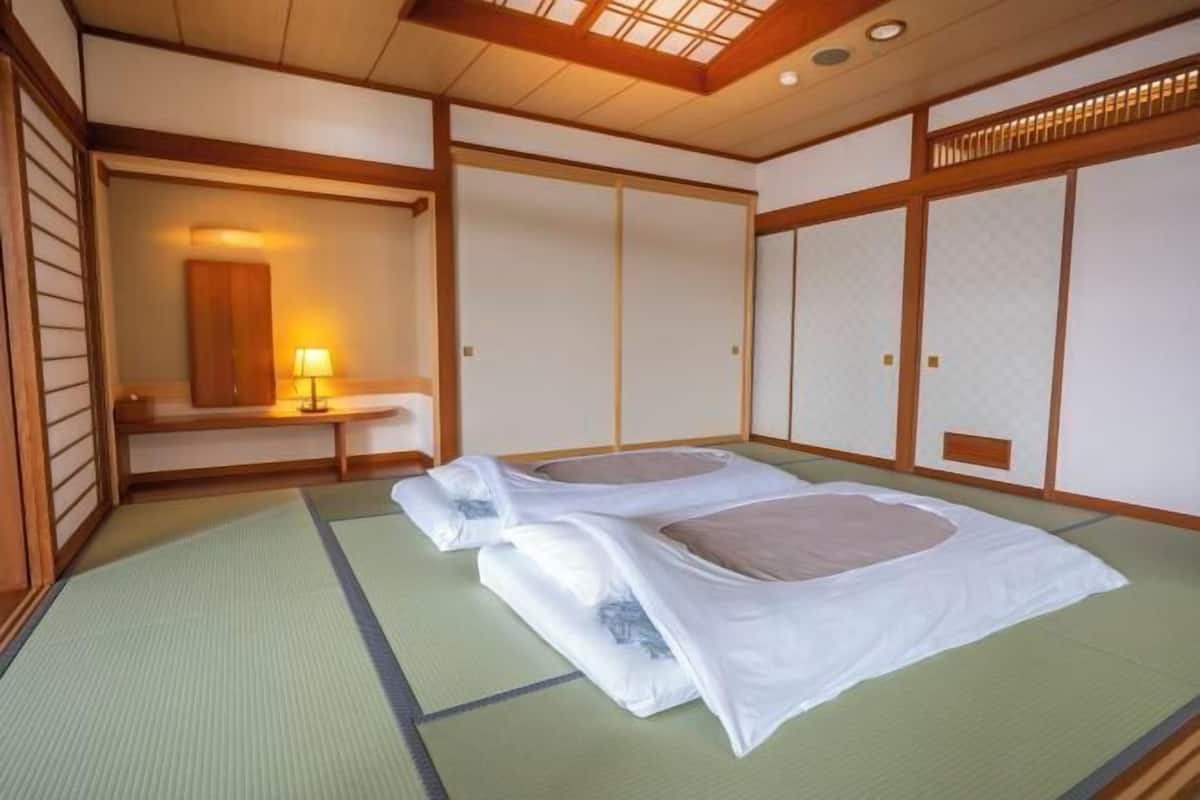 1 bedroom, premium bedding, down duvets, minibar