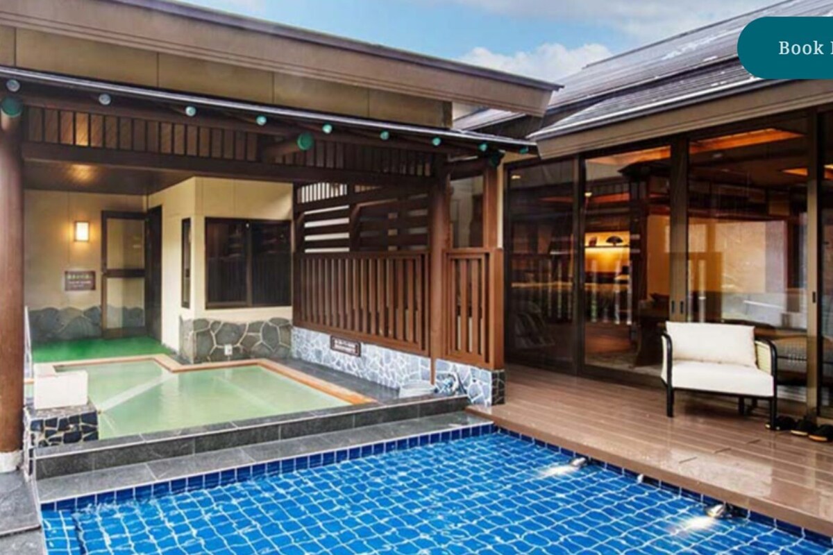 Un área de spa con hidromasaje y una piscina pequeña, terraza de madera y zona de estar cubierta.