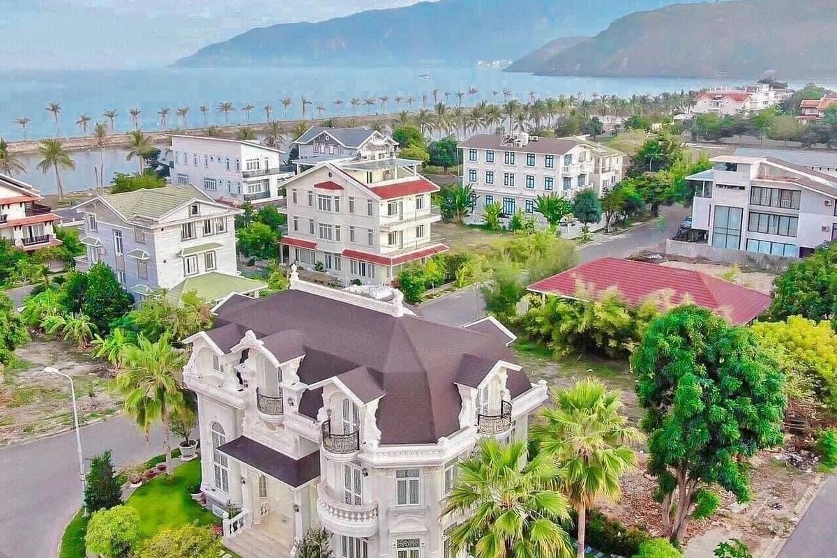 Zona residencial costera con varias casas de dos pisos, con balcones y vistas al mar.