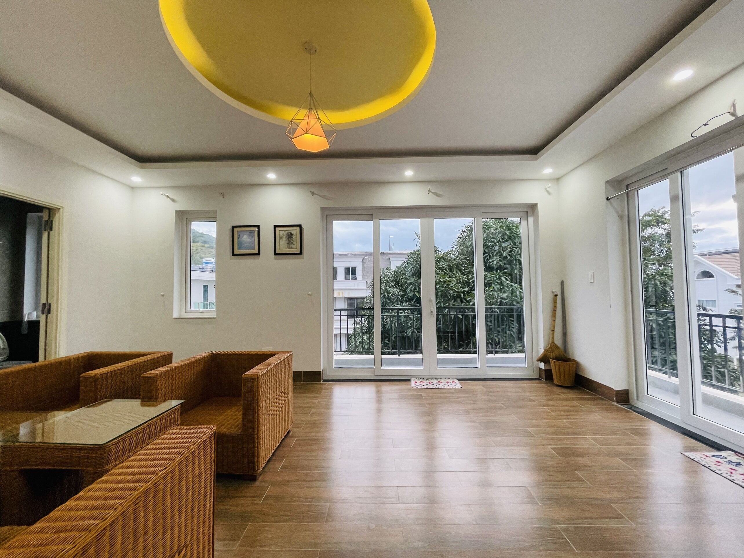 Villa – deluxe | Oppholdsområde | En 45-tommers Flatskjerm-TV med kabel-kanaler