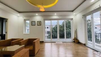 Villa – deluxe | Oppholdsområde | En 45-tommers Flatskjerm-TV med kabel-kanaler