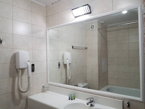 Haartrockner, Handtücher, Toilettenpapier