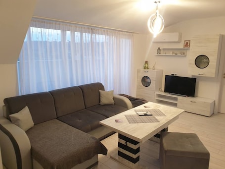 TV. 2-Bed - Sleeps 4 - with Parking