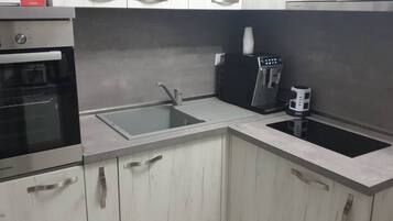Refrigerador, microondas, horno, placa de cocina