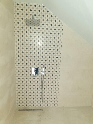 Ducha, secador de pelo, toallas