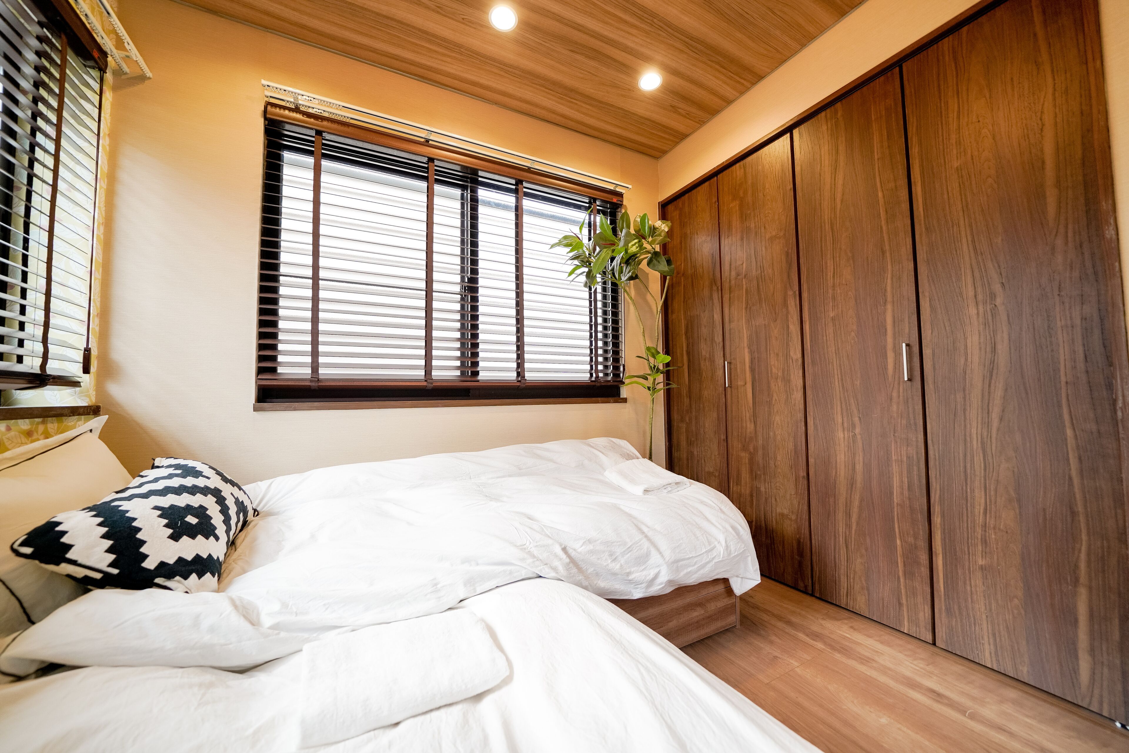 4 室のベッドルーム、デスク、WiFi、ベッドシーツ