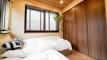 4 bedrooms, desk, WiFi, bed sheets