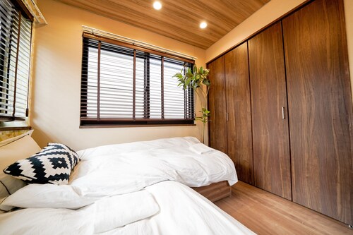 Quiet residence within walking distance of Shibuya Roppongi Hiroo, supermarket retail nearby.