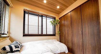 Quiet residence within walking distance of Shibuya Roppongi Hiroo, supermarket retail nearby.