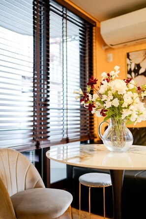 Dining - Quiet residence within walking distance of Shibuya Roppongi Hiroo, supermarket retail nearby. (渋谷区)