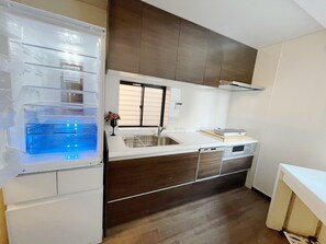 Refrigerador, microondas, parrilla de estufa y periquera 