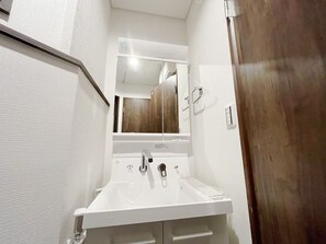 Hair dryer, towels, shampoo, toilet paper - Quiet residence within walking distance of Shibuya Roppongi Hiroo, supermarket retail nearby. (渋谷区)