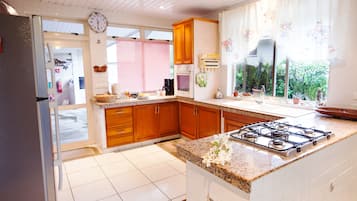 雪櫃、微波爐、焗爐、咖啡機/沖茶器