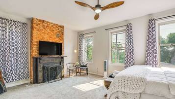 4 bedrooms, desk, iron/ironing board, WiFi
