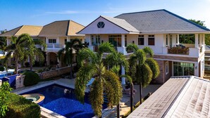 Un resort con varias edificaciones, piscina y palmeras.