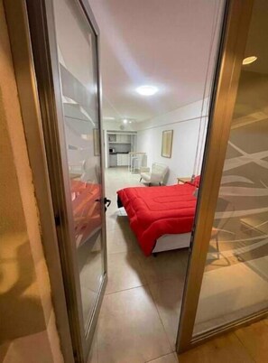 1 habitación, tabla de planchar con plancha, wifi y ropa de cama