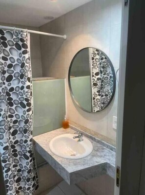 Secadora de cabello, toallas, jabón, papel de baño 