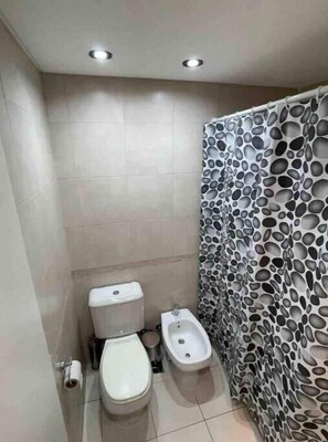 Haartrockner, Handtücher, Seife, Toilettenpapier