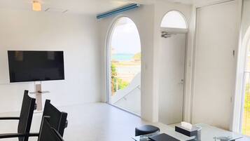 Superior Room | Down comforters, in-room safe, free WiFi, bed sheets