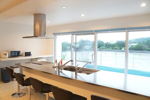 Habitación Deluxe | Cocina privada | Frigorífico grande, microondas, placa de cocina y tostadora