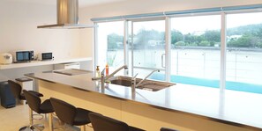 Deluxe Room | In-room dining