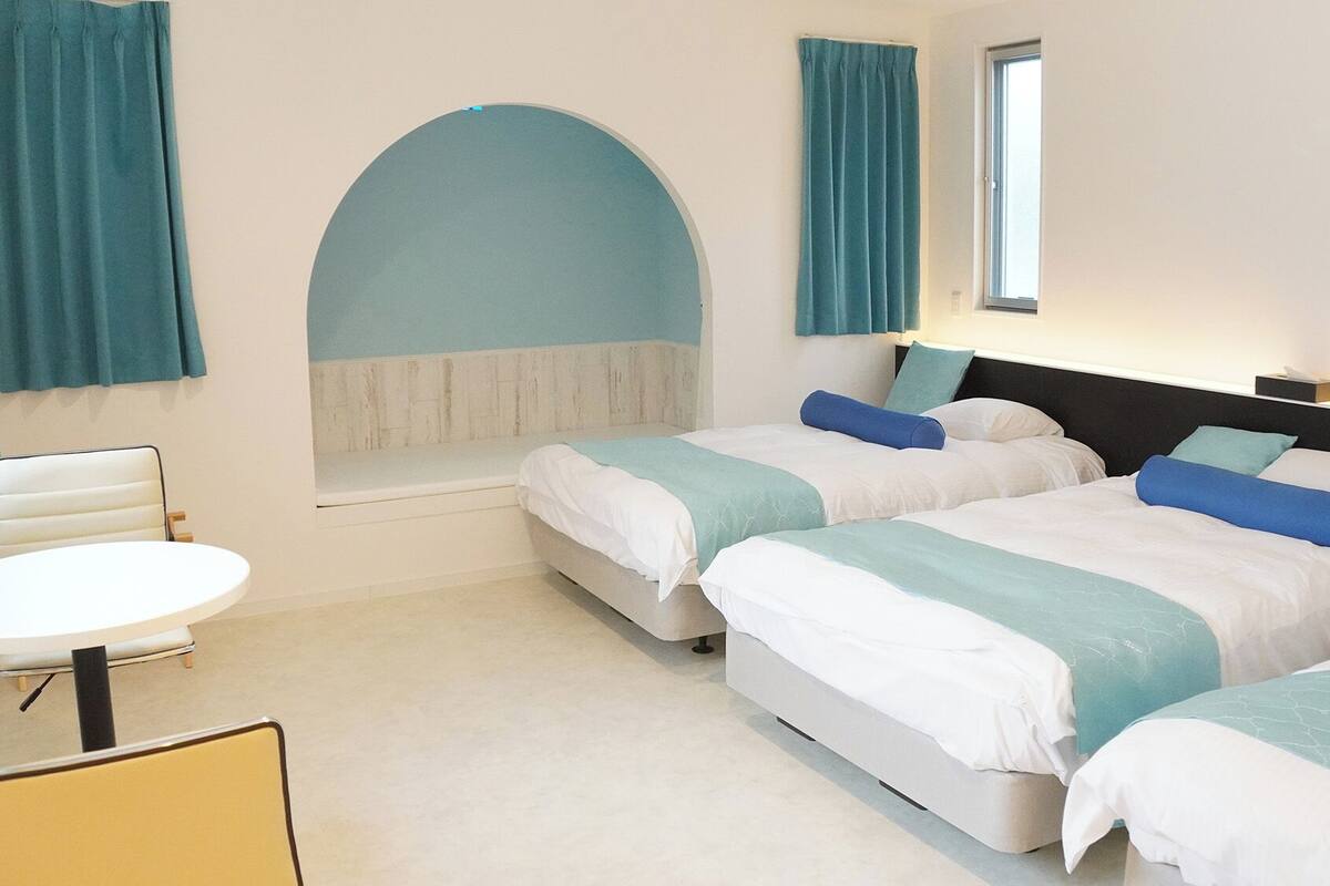 Down comforters, in-room safe, WiFi (free), bed sheets