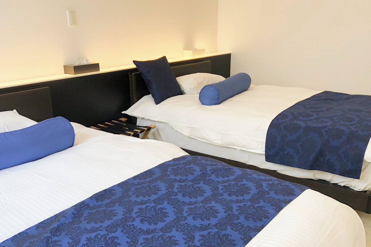 Down comforters, in-room safe, WiFi (free), bed sheets