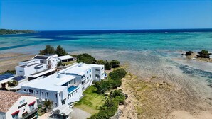 Una propiedad costera de arquitectura moderna, piscina y vista al mar.