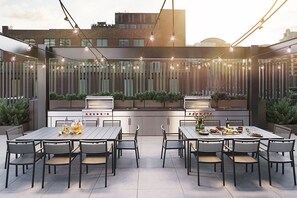 Outdoor dining - Fab River North 1BR w/ Sky Terrace, Yoga Studio & Grills, by Blueground (Chicago)